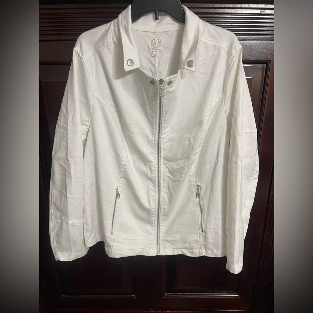 Women 1X white zippered jacket with silver accent buttons and zipper